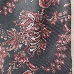 Bill Blass 100% Silk Necktie With Dark Intricate Paisley Pattern 3.6"